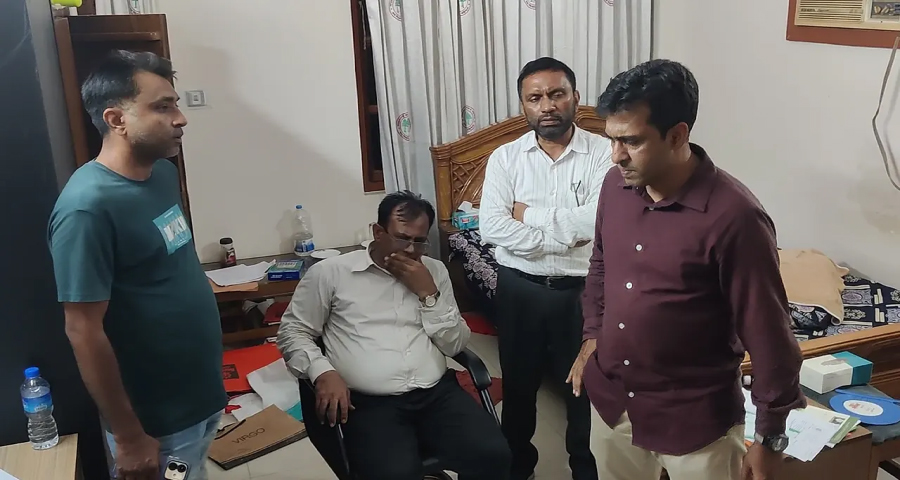 পালানোর সময় ১৭ বিয়ে করা সেই বন কর্মকর্তা আটক