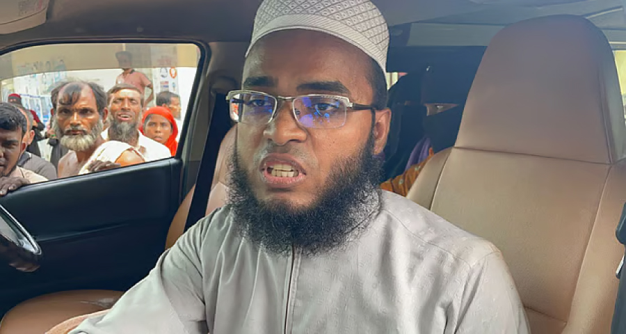 ১০ টাকায় ইলিশ বিতরণ, জনতার চাপে ‘মাফ চেয়ে’ এলাকা ছাড়লেন ‘এমপি প্রার্থী’