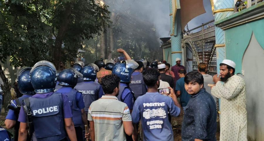 নুরাল পাগলার দরবারে পু‌লি‌শের ওপর হামলায় মামলা, আসামি সা‌ড়ে ৩ হাজার