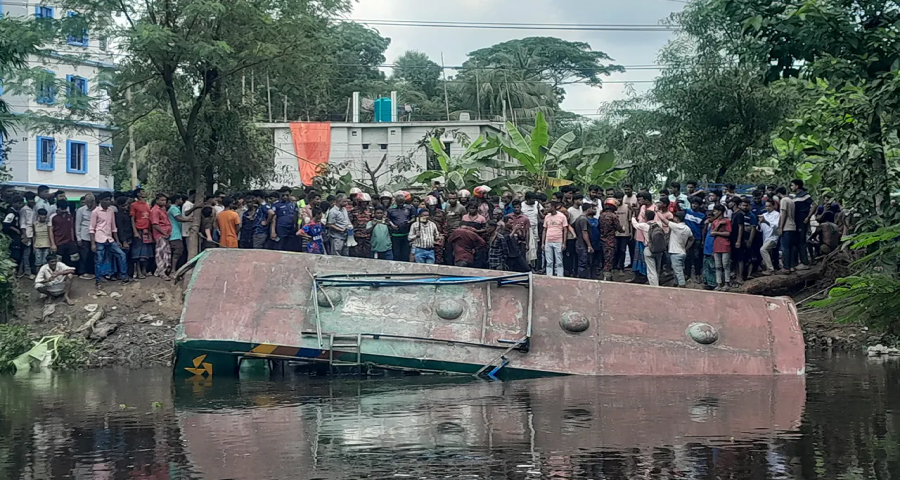 যাত্রীবাহী বাস উল্টে খালে, নিহত ৩