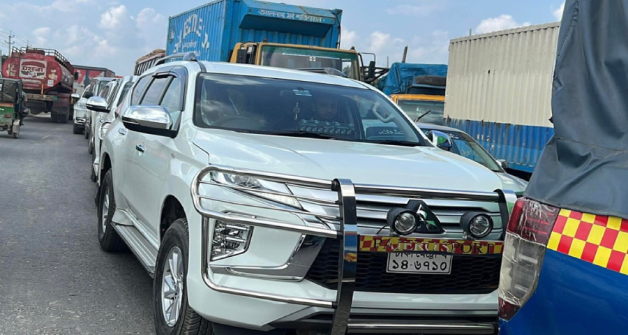 মহাসড়ক পরিদর্শনে এসে যানজটে আটকা পড়লেন উপদেষ্টা