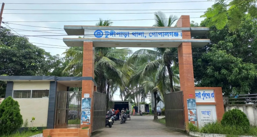 টুঙ্গিপাড়ায় মাইকিং করে দেশীয় অস্ত্র জমা দেওয়ার নির্দেশ