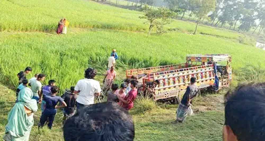 নওগাঁয় গরুবোঝাই ভটভটি উল্টে ২ ব্যবসায়ী নিহত