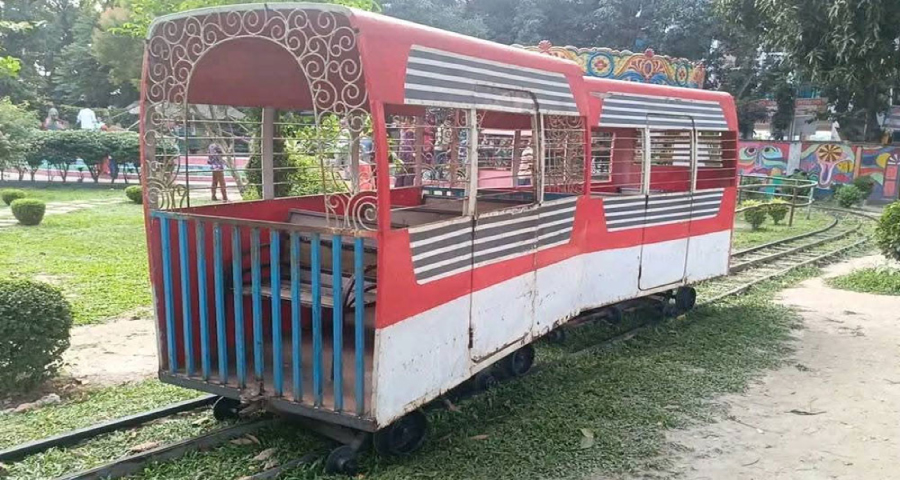 চিড়িয়াখানায় বিনোদন ট্রেনের নিচে পড়ে শিশুর মৃত্যু