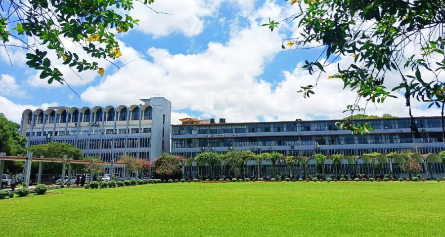 গোপনে সহপাঠীদের অপ্রীতিকর ছবি তুলে সিনিয়র ভাইকে পাঠাতেন বাকৃবি ছাত্রী