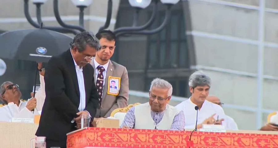 জুলাই জাতীয় সনদে স্বাক্ষর করেছেন প্রধান উপদেষ্টা ড. মুহাম্মদ ইউনূস ও দেশের প্রধান প্রধান রাজনৈতিক দলের নেতারা। বিকেল ৫টার পর সনদ স্বাক্ষর করেন তারা।