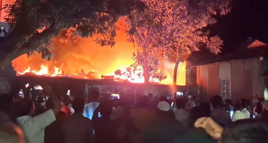 দুর্গাপুরে ভয়াবহ অগ্নিকাণ্ডে দুই পরিবারের বসতঘর পুড়ে ছাই