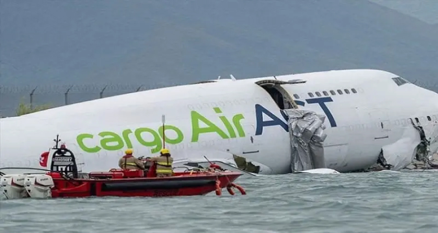 হংকংয়ে অবতরণের সময় রানওয়ে থেকে ছিটকে সাগরে পড়ল প্লেন, নিহত ২