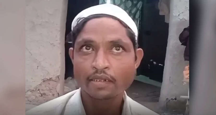 প্রতি রাতে সাপ হয়ে দংশন করেন স্ত্রী, প্রশাসনে অভিযোগ স্বামীর