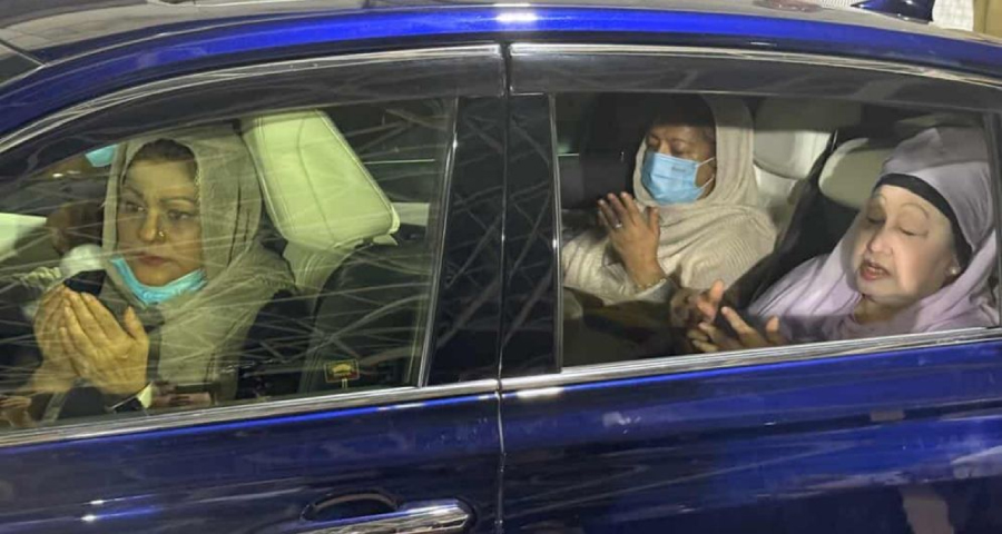 শহীদ জিয়ার মাজারে দোয়া করলেন খালেদা জিয়া