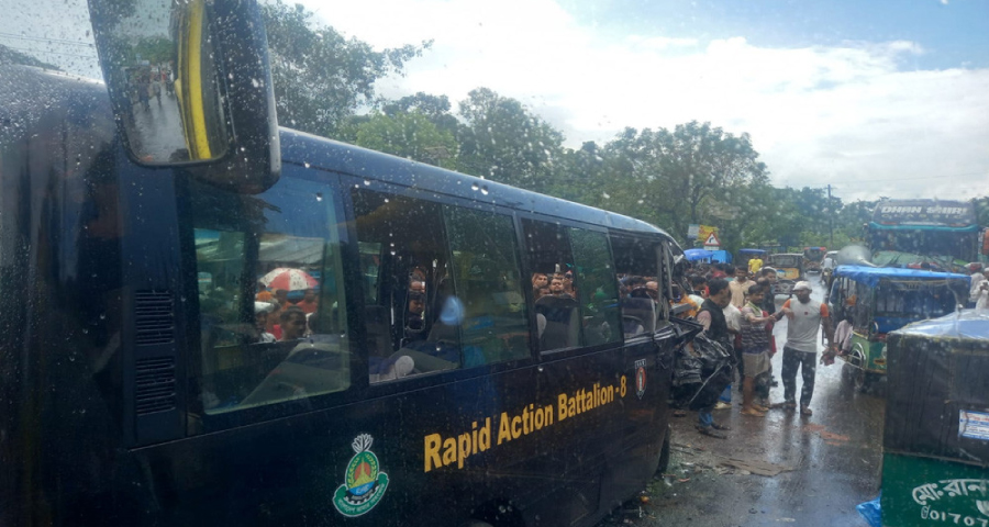 পটুয়াখালী মহাসড়কে বাসের সঙ্গে র‍্যাবের মিনিবাসের সংঘর্ষ, নিহত ২