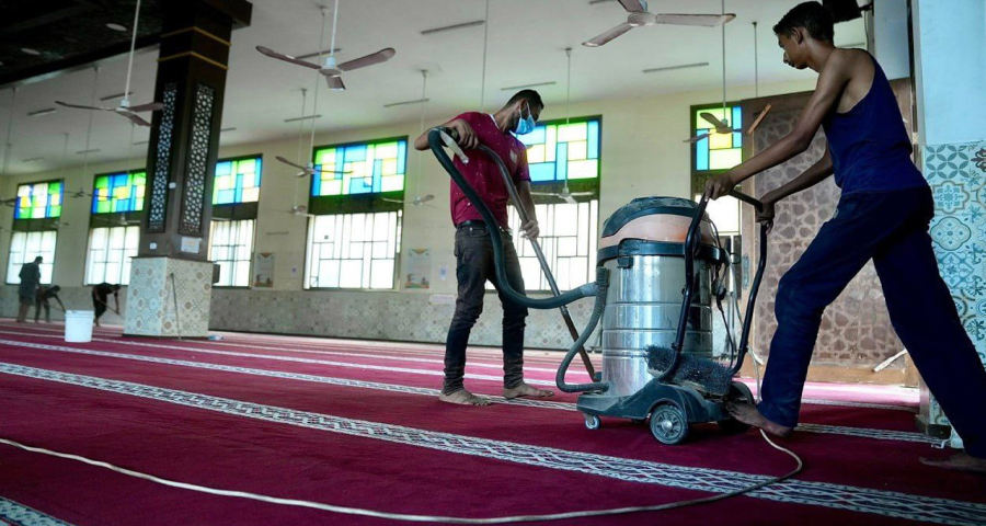 ঘরে ফিরছেন ফিলিস্তিনিরা, পরিস্কার করছেন মসজিদ