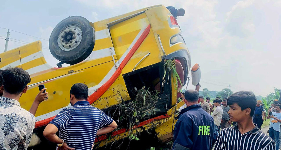 এক বাসের ধাক্কায় উল্টে গেল আরেক বাস, শিশু ও নারী নিহত