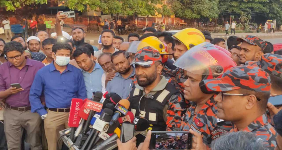 <span style='color:red;font-size:14px;'>আগুন সম্পূর্ণ নির্বাপনের ঘোষণা</span><br> ডিটেকশন ও প্রটেকশন সিস্টেম থাকলে এমন দুর্ঘটনা ঘটত না : ফায়ারের পরিচালক