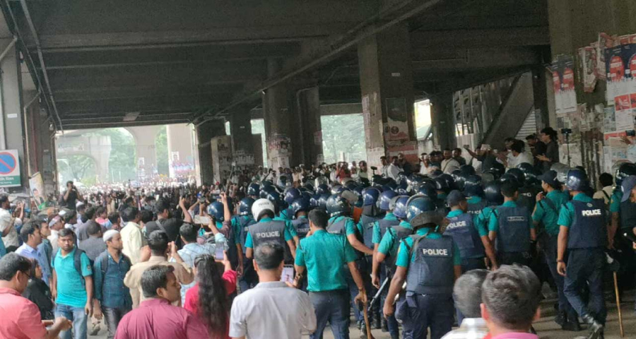 প্রেসক্লাবের সামনে থেকে শিক্ষক-কর্মচারীদের সরাতে পুলিশের লাঠিপেটা, জলকামান