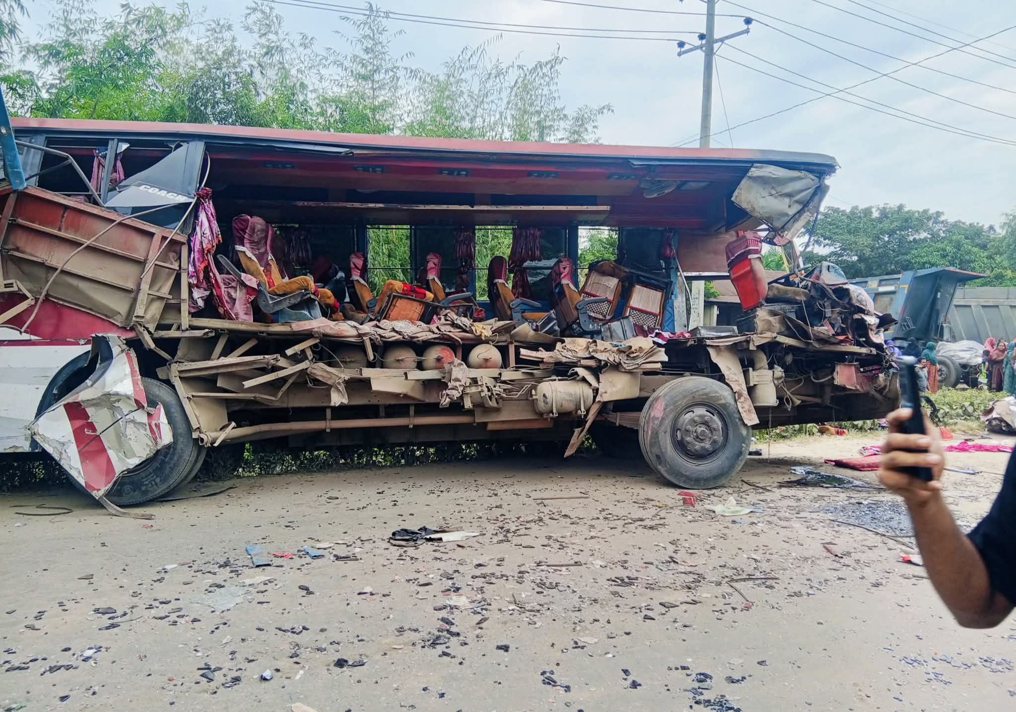 হবিগঞ্জে দুই বাসের মুখোমুখি সংঘর্ষে নিহত ২