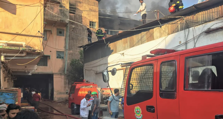 চট্টগ্রামে কম্বলের গুদামে ভয়াবহ আগুন