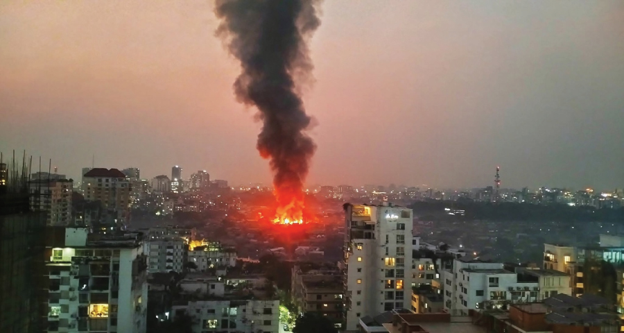 <span style='color:red;font-size:14px;'>কড়াইল বস্তিতে আগুন</span><br> ৩০ মিনিট পার হলেও পৌঁছাতে পারেনি ফায়ার সার্ভিস