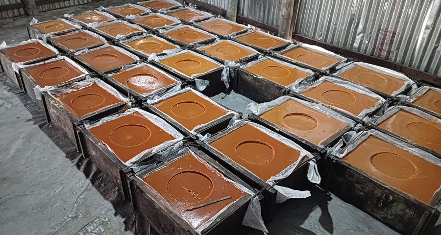 আটা-চিনি-কাপড়ের রঙ দিয়ে তৈরি হচ্ছে খেজুরের গুড়!