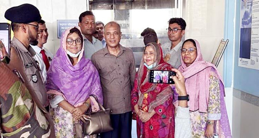 খালেদা জিয়ার খোঁজ নিতে এভারকেয়ারে স্বরাষ্ট্র উপদেষ্টা