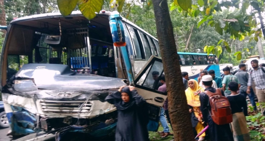 চকরিয়ায় বাস-মাইক্রোবাস সংঘর্ষে ৫ জন নিহত