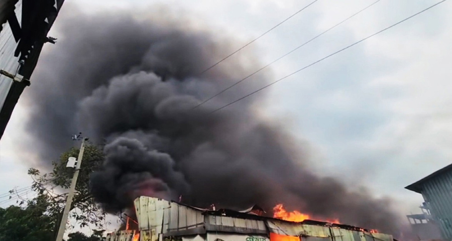 গাজীপুরে আগুনে পুড়ল ৭ ঝুট গুদাম