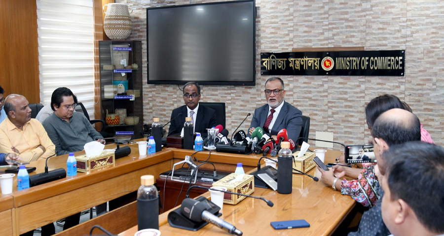 দেশে পেঁয়াজের কোনো সংকট নেই, যথেষ্ট মজুদ রয়েছে : বাণিজ্য উপদেষ্টা