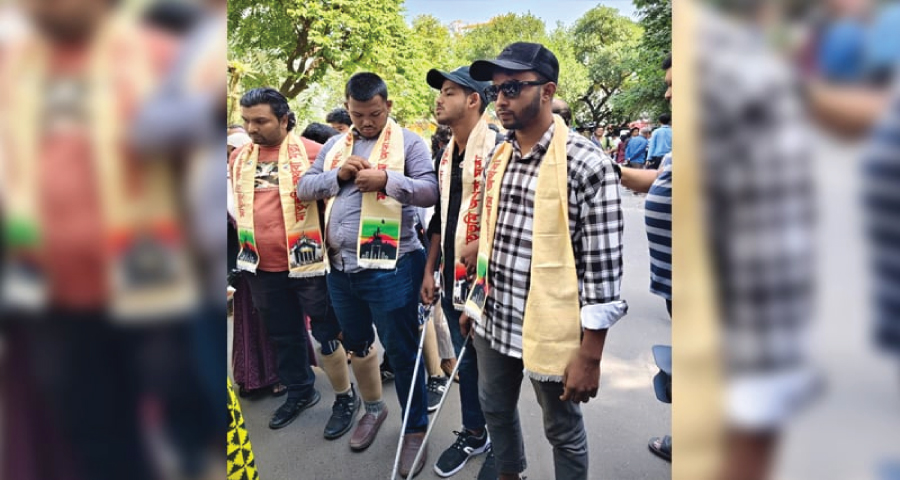 ট্রাইব্যুনাল চত্বরে শহীদ মুগ্ধর ভাই, জুলাই আহতরা