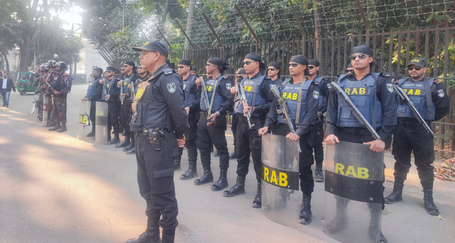 ট্রাইব্যুনালে আনা হচ্ছে সেনা কর্মকর্তাদের, র‍্যাব-বিজিবির কড়া নিরাপত্তা