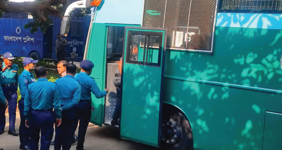 <span style='color:red;font-size:14px;'>মানবতাবিরোধী অপরাধ</span><br> সবুজ প্রিজনভ্যানে ট্রাইব্যুনালে হাজির দুই সেনা কর্মকর্তা