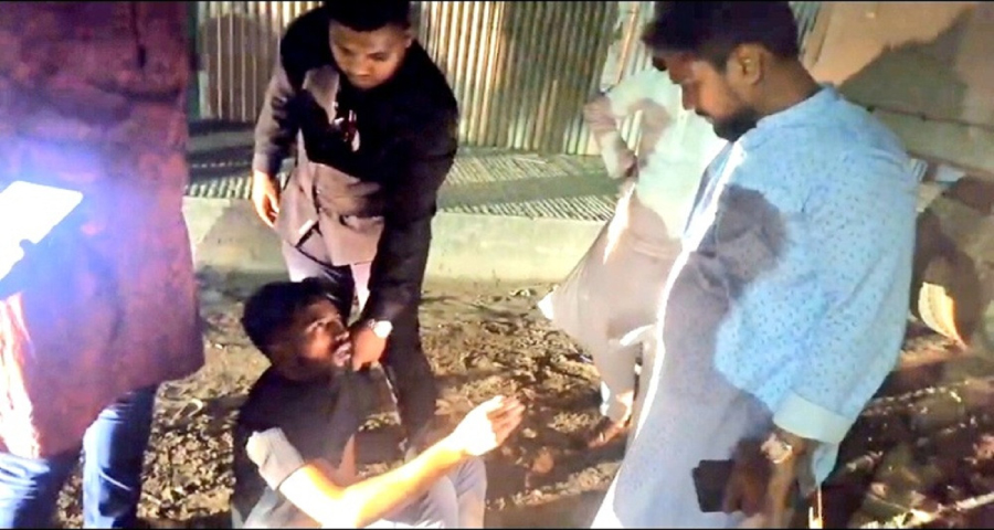 গভীর রাতে নিষিদ্ধ ছাত্রলীগের মিছিল, যুবদল নেতার হাতে আটক ৪