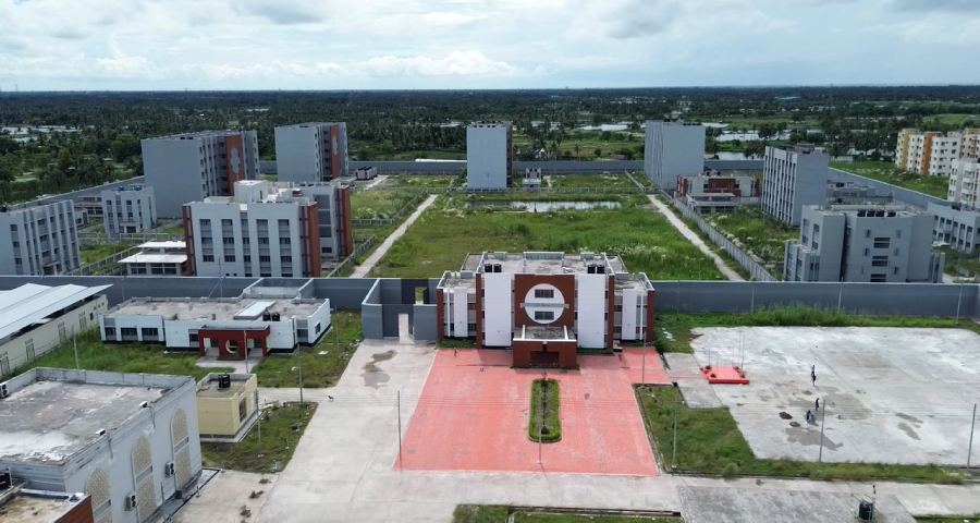 খুলনায় নতুন কারাগার চালু, কয়েদিদের ফুল দিয়ে বরণ