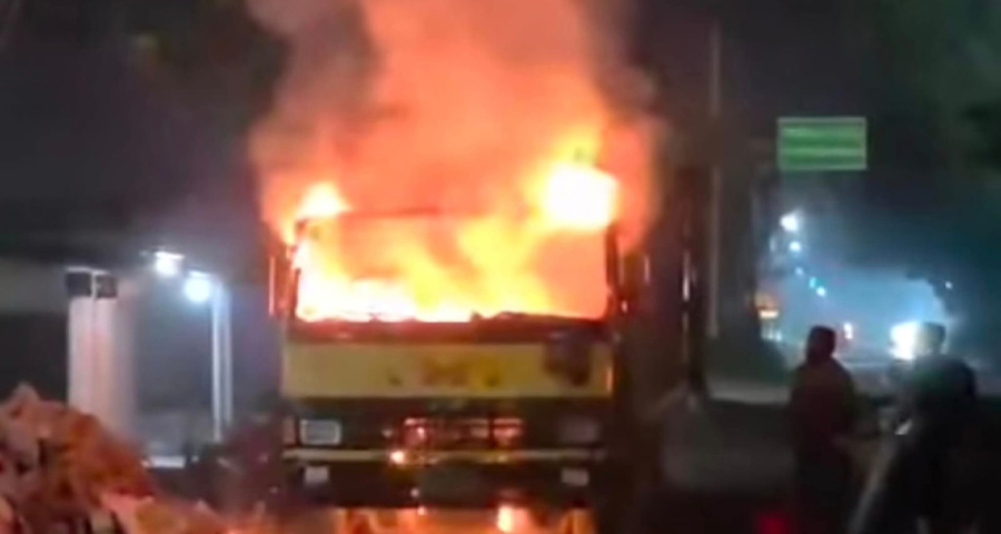 ময়মনসিংহে মধ্যরাতে কাভার্ডভ্যানে আগুন