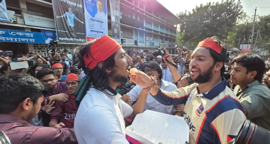 শেখ হাসিনার ফাঁসির রায়ে ট্রাইব্যুনালের সামনে মানুষের উল্লাস