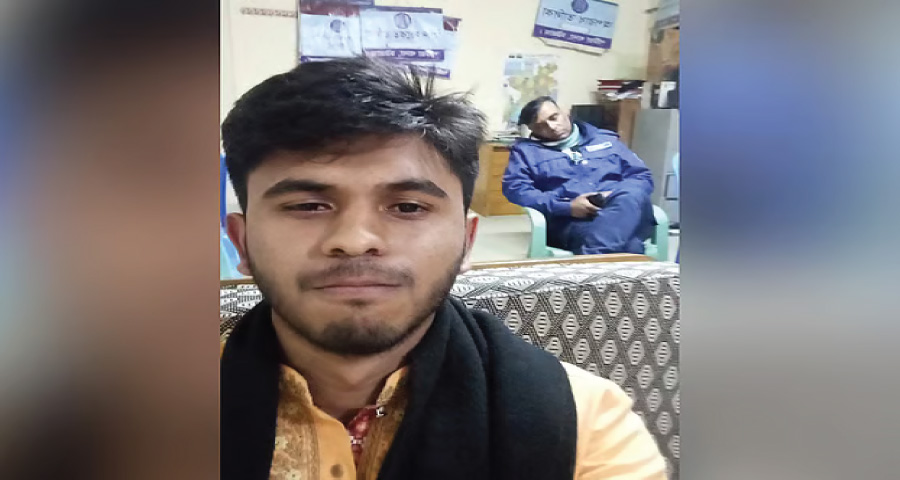 থানায় ঘুমে পুলিশ, গ্রেপ্তার ছাত্রলীগ নেতার সেলফি, ফেসবুকে পোস্ট