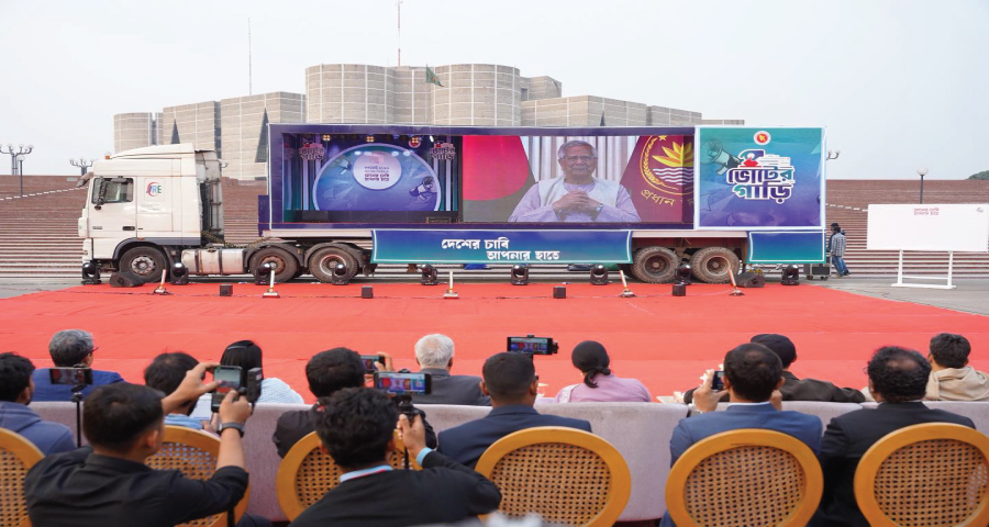যাত্রা শুরু করল ভোটের গাড়ি—সুপার ক্যারাভান