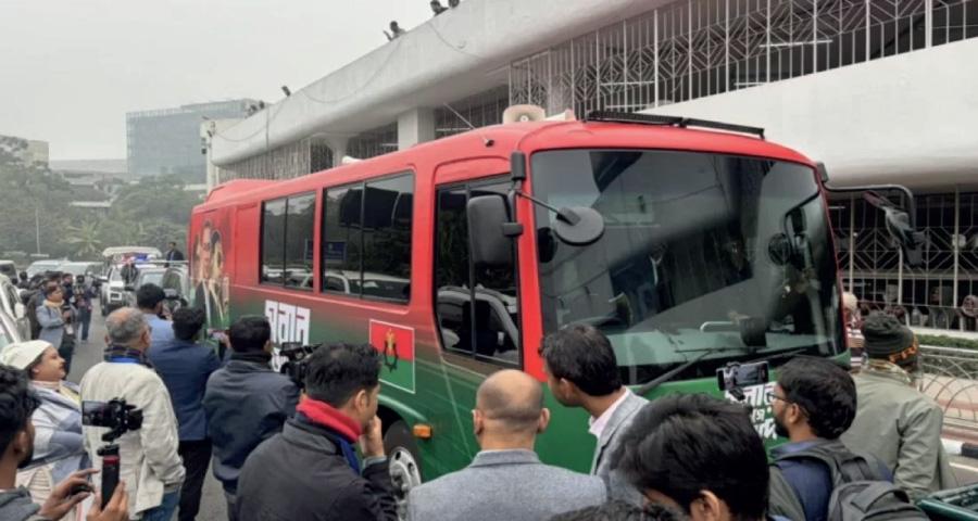 বিমানবন্দরে লাল-সবুজের বুলেটপ্রুফ বাস