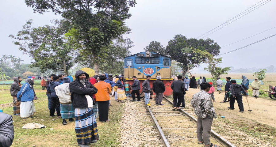 গফরগাঁওয়ে রেললাইন খুলে ফেলেছে দুর্বৃত্তরা, ট্রেন লাইনচ্যুত