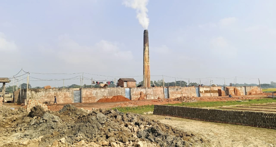 গৌরীপুরে ত্রিফসলী জমির মাটি গিলে খাচ্ছে অবৈধ ইটভাটা