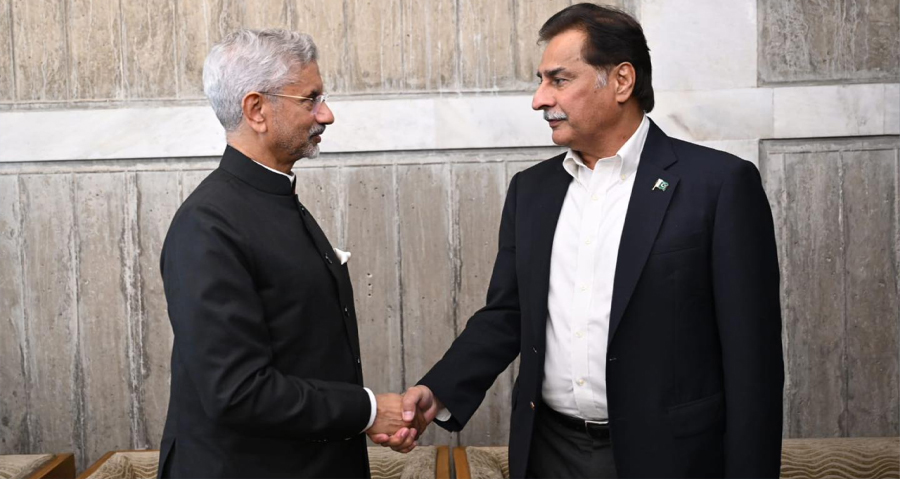 <span style='color:red;font-size:14px;'>‘আপনাকে চিনতে পেরেছি’ বলে মেলান হাত</span><br> পাকিস্তানের স্পিকারের কাছে এগিয়ে গিয়ে কথা বলেন ভারতের পররাষ্ট্রমন্ত্রী