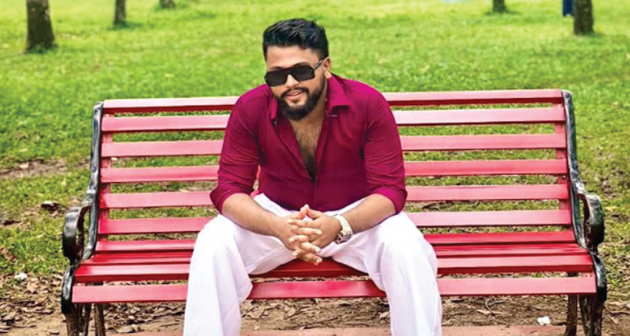 পরীক্ষা চলাকালে স্ত্রীর সিট দেখতে বাধা, কলেজে যুবকের রামদা নিয়ে মহড়া