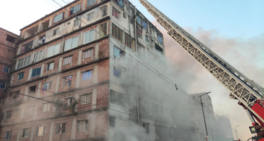 এখনো নিয়ন্ত্রণে আসেনি কেরানীগঞ্জের আগুন, উদ্ধার ৪৫