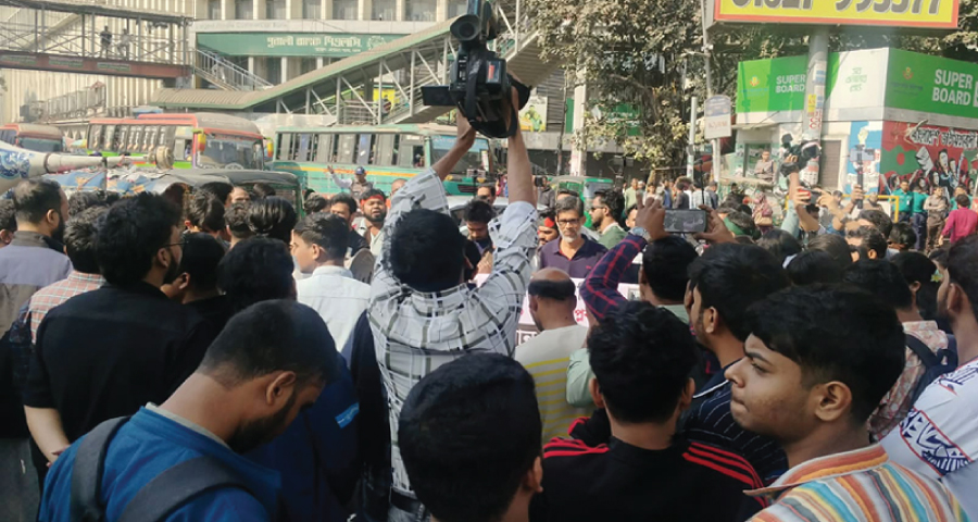 ওসমান হাদিকে হত্যাচেষ্টায় জড়িতদের গ্রেপ্তারের দাবিতে শাহবাগ ব্লকেড