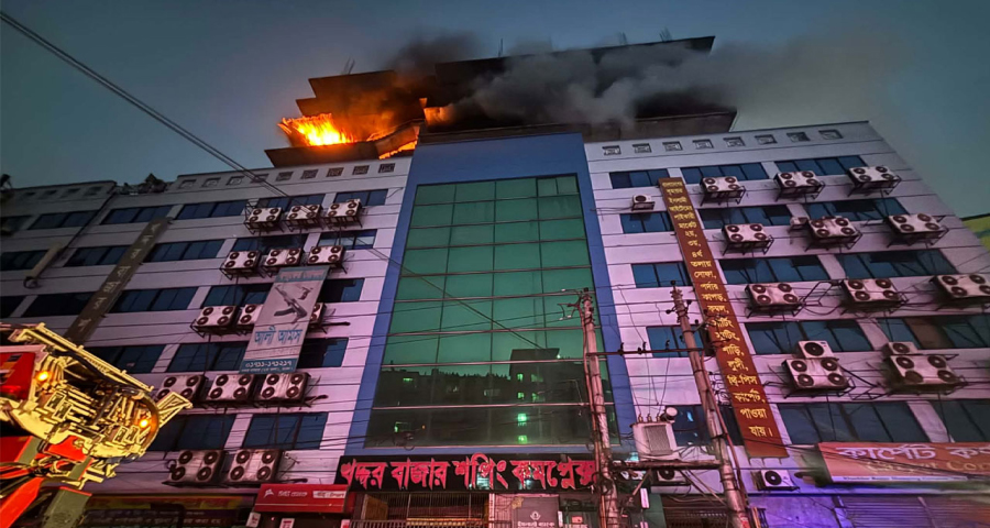 গুলিস্তানে বাণিজ্যিক ভবনের গোডাউনে আগুন, নিয়ন্ত্রণে ৯ ইউনিট