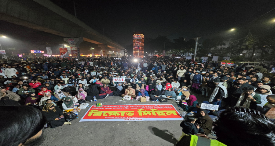 জমায়েত বাড়ছে শাহবাগে, রাতভর থাকার ঘোষণা