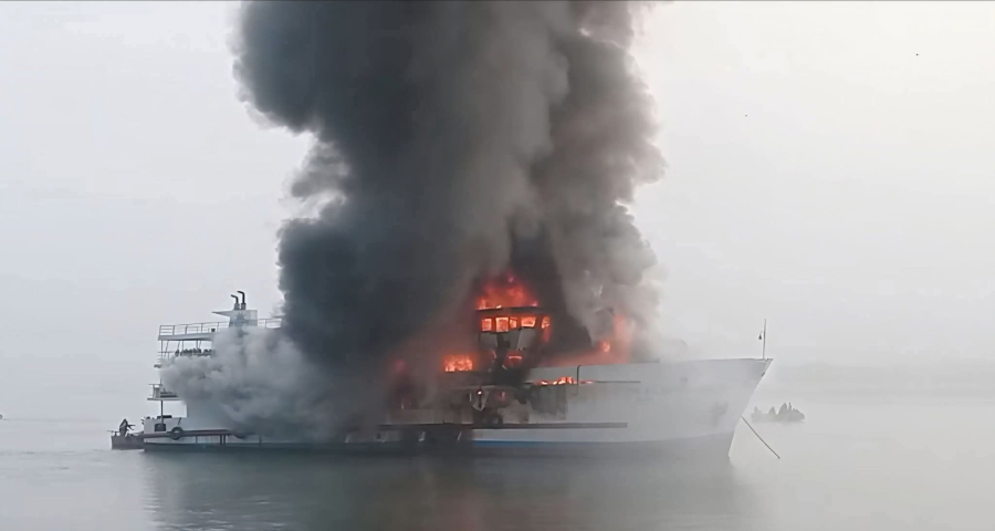 সেন্ট মার্টিনগামী জাহাজে আগুন