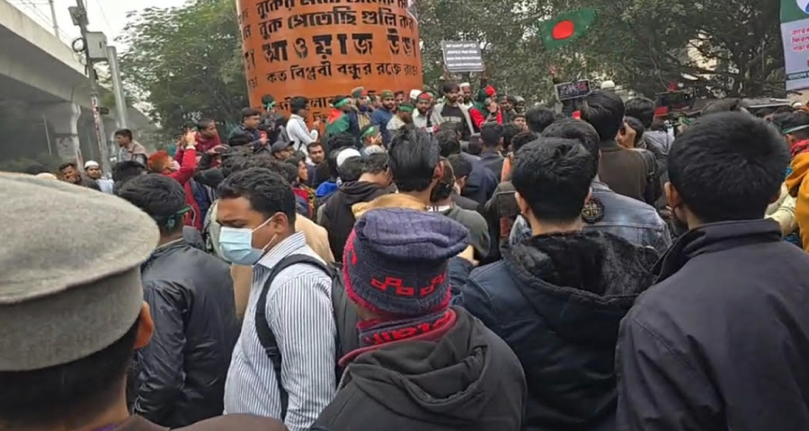 শহীদ ওসমান হাদির হত্যার বিচারের দাবিতে শাহবাগে জড়ো হচ্ছেন ছাত্র-জনতা