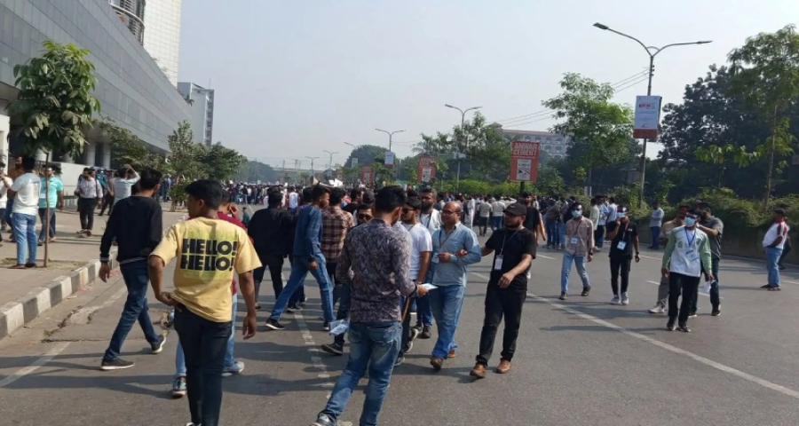 আগারগাঁওয়ে মোবাইল ব্যবসায়ীদের সড়ক অবরোধ, যান চলাচল বন্ধ