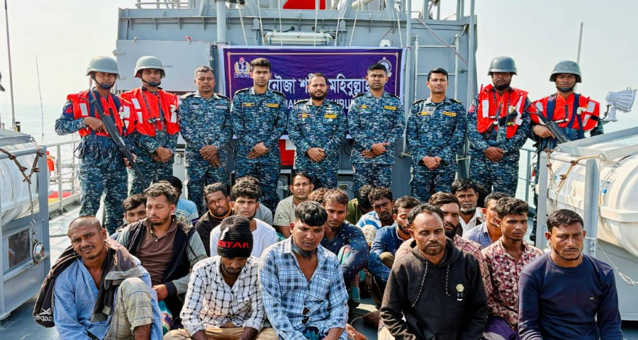 মায়ানমারে পাচারকালে সিমেন্ট বোঝাই দুটি বোটসহ ২৩ জনকে আটক