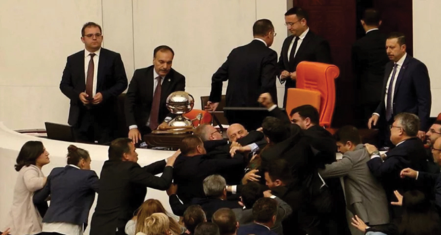 তুরস্কের সংসদে হাতাহাতি-ঘুষি বিনিময়, অধিবেশন স্থগিত